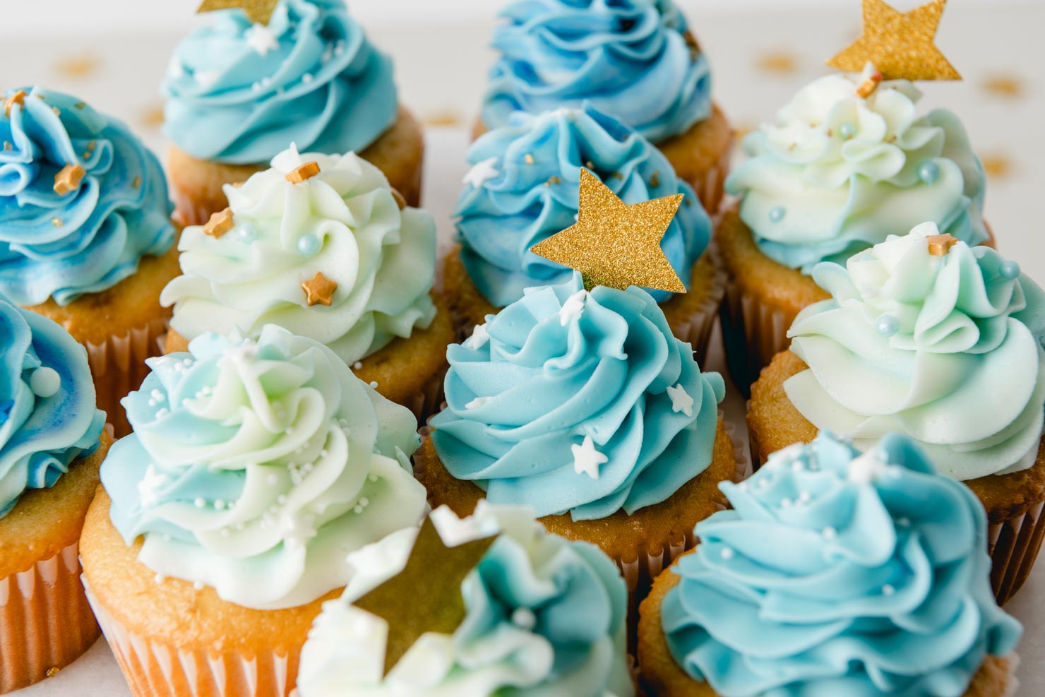 blue baby shower cupcakes.